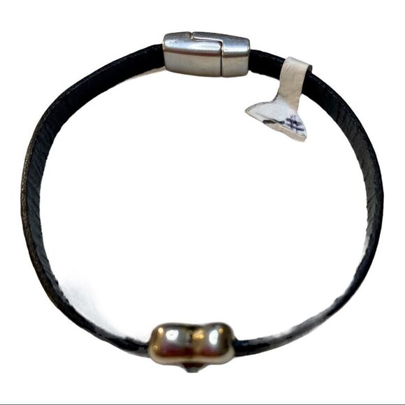 Thin Black Leather Heart Pendant Bracelet. Heart has a Crystal In The Center. - Picture 4 of 6